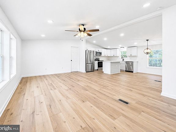 3rd image of 310 Jasmine Ln