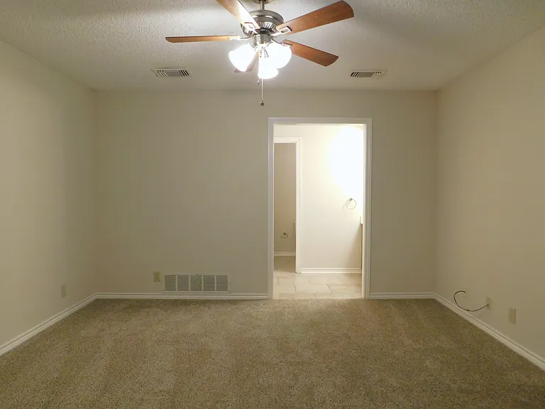2204 Canterbury Ct #2204 — Photo 14