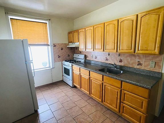 3rd image of 1417 E 70th St #1