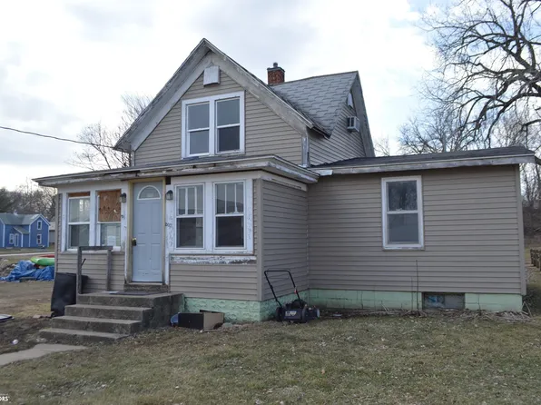 203 N Cedar Ave, Graettinger, IA 51342