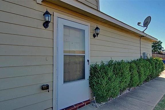 4th image of 813 Villagepoint Ln
