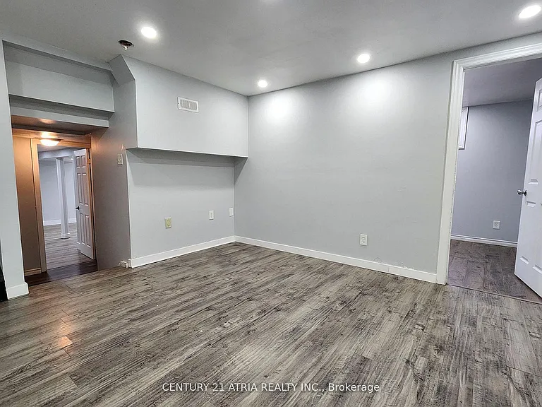 49 Lawrence Cres #BASEMENT — Photo 9