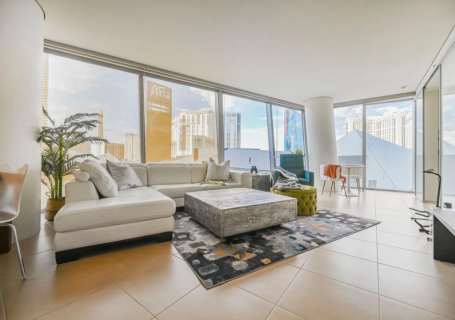 Luxury Corner Residence at Veer Towers Fully Furnished, Turnkey, North Strip Views — Photo 1