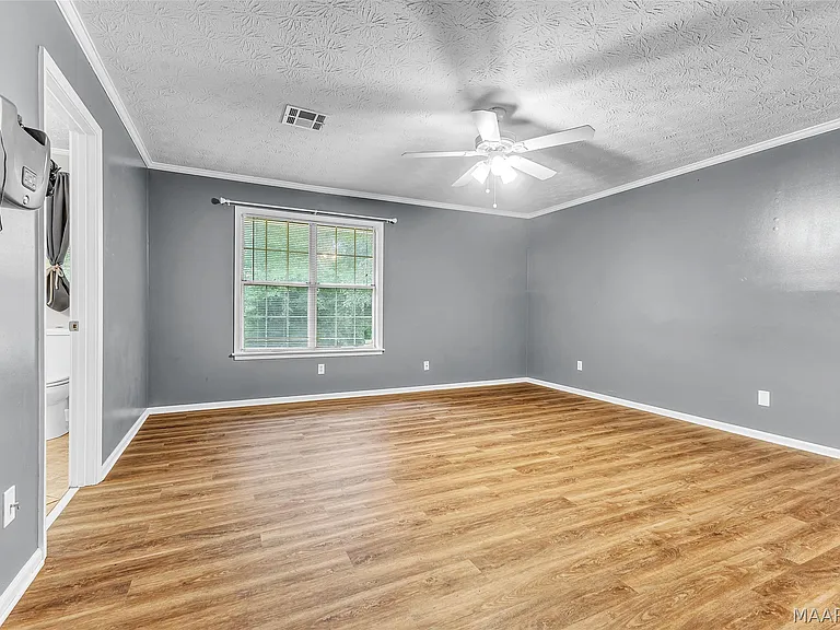 140 Livingston Cir — Photo 17