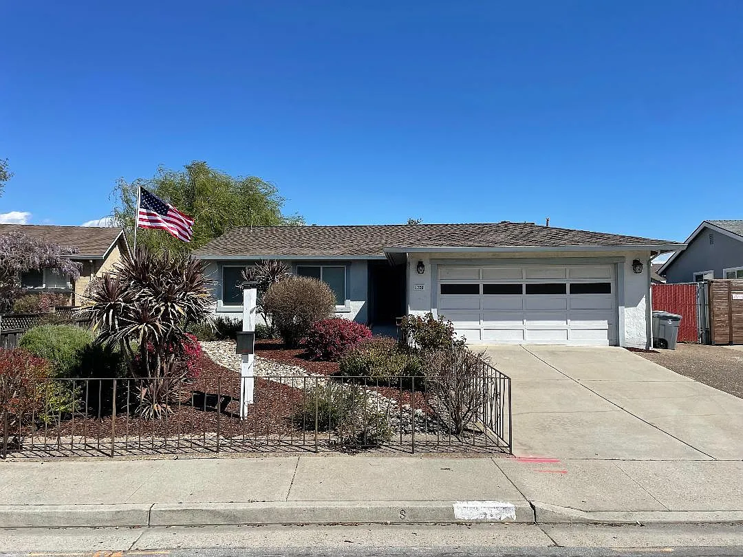 1325 Jasmine Way photo 1