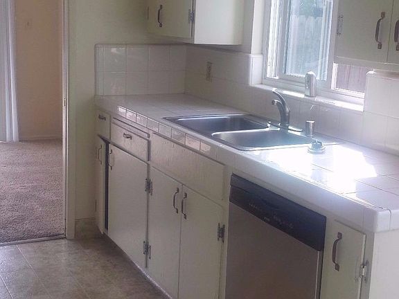 5th image of 328 E Lancaster Dr