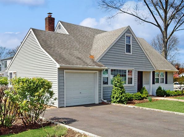 170 Wetherill Rd, Garden City, NY 11530