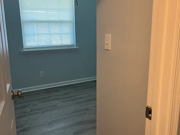 2526 Dexter St E — Photo 10