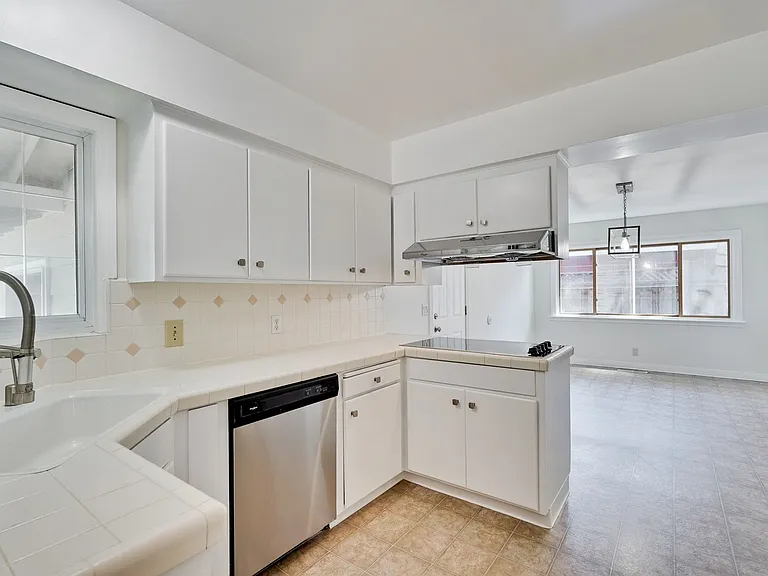 1572 Tobias Dr — Photo 8
