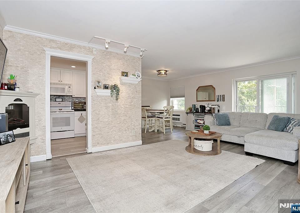 1st image of 550 Fairview Avenue #302