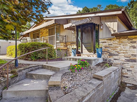 3rd image of 19 Ellen Dr