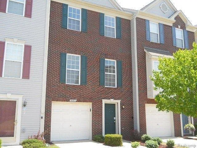 3 bed, 2.5 bath, 1700 sqft, $2,100 — Photo 2