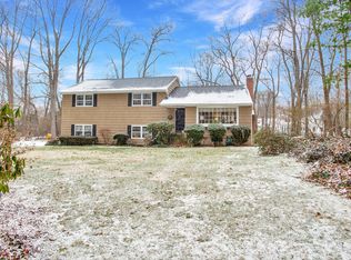 39 Whiffle Tree Ln, New Canaan, CT 06840