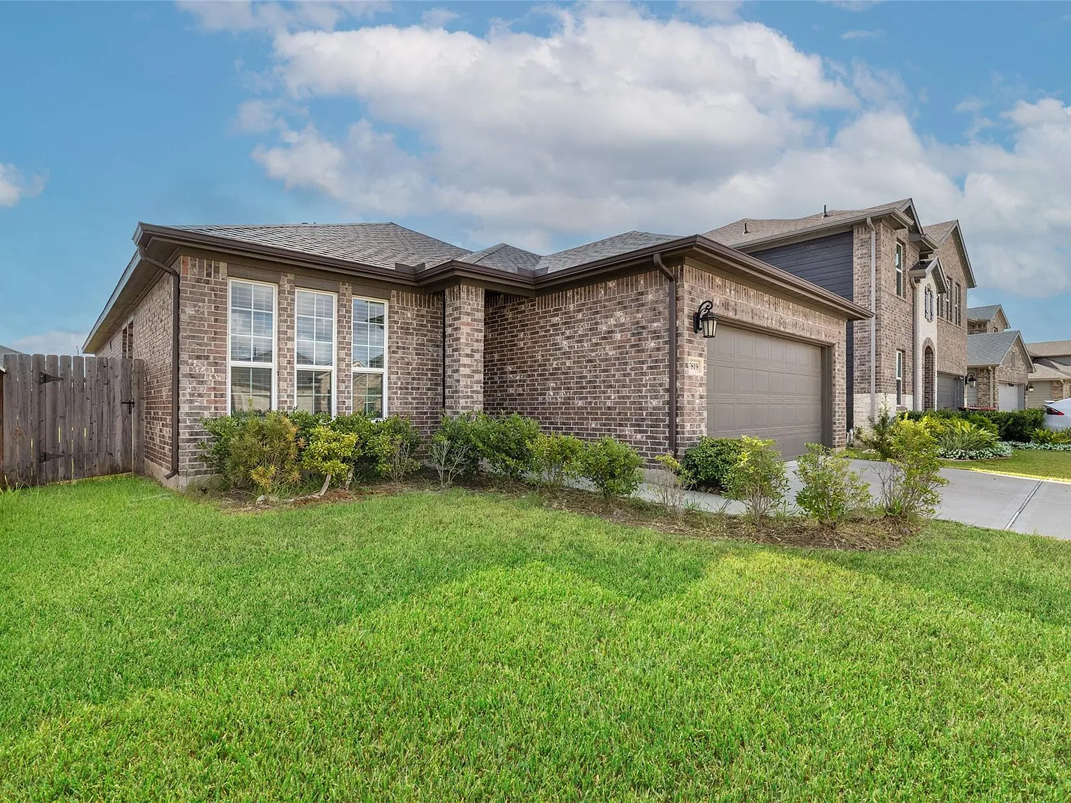 3 bed, 2.0 bath, 1795 sqft, $2,275 — Photo 2