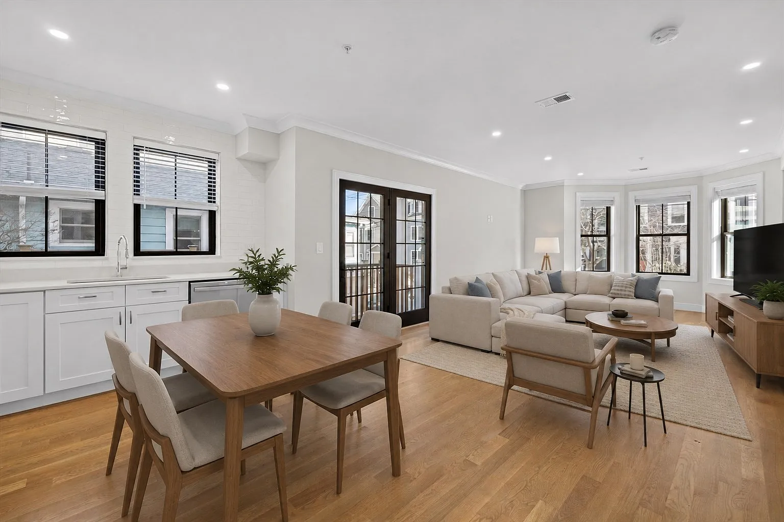 4 bed, 2.0 bath, 1280 sqft, $5,300 — Photo 3