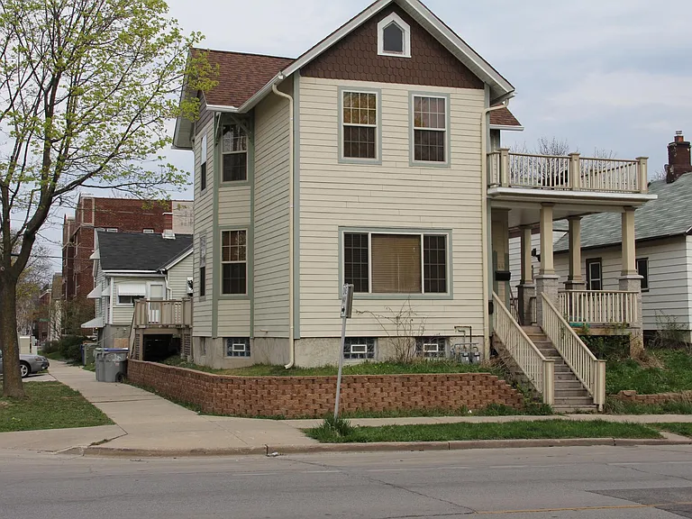 2440 N Oakland Ave — Photo 16