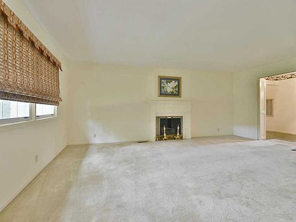 5th image of 5701 Woodleaf Dr