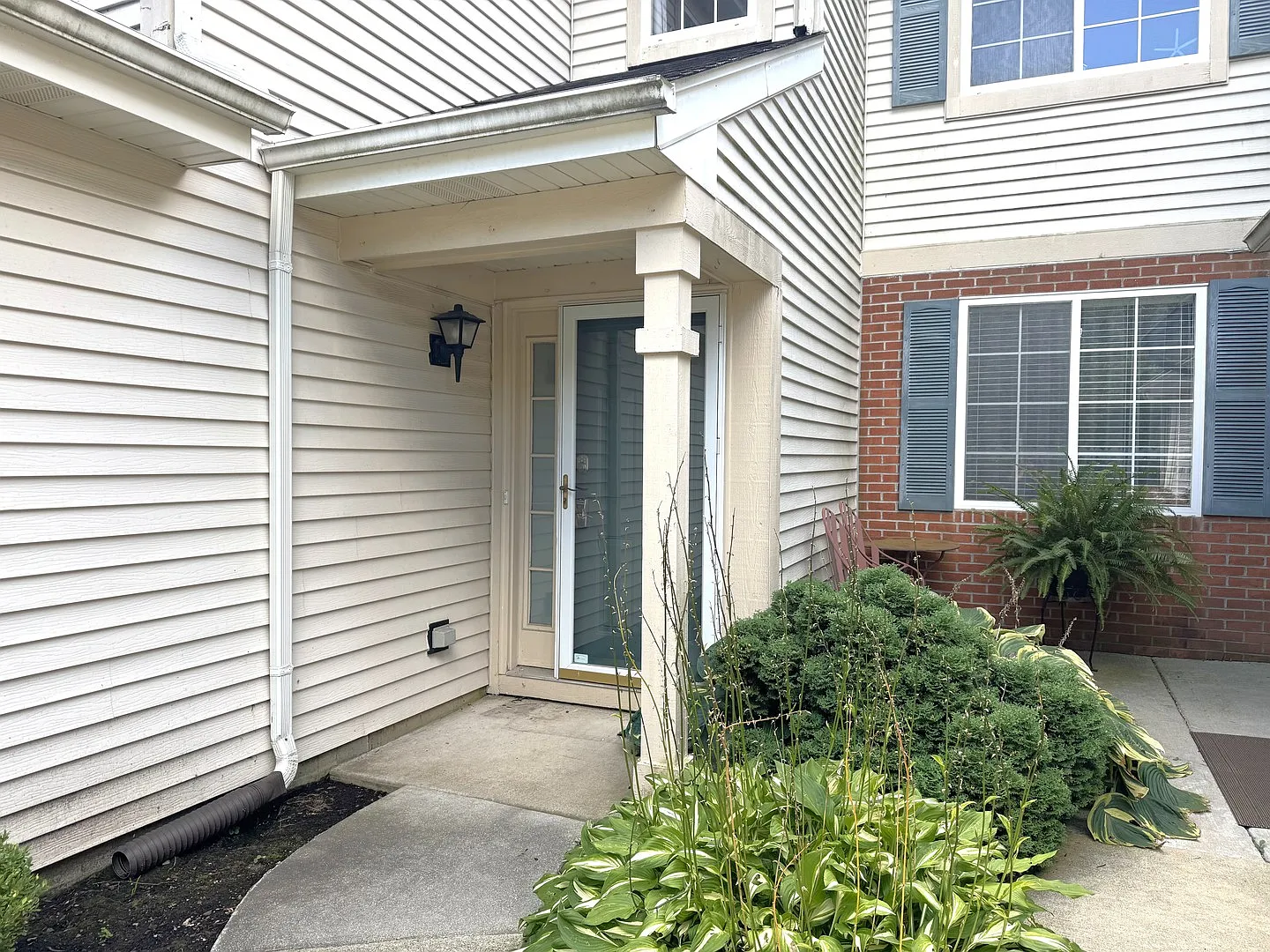 2 bed, 1.5 bath, 1273 sqft, $2,200 — Photo 2