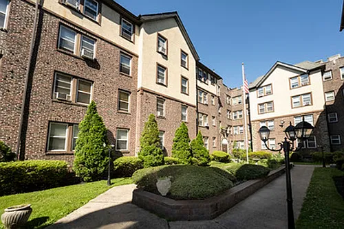 English Manor Apartments- Beautifully kept secret in Mt. Airy Photo 1