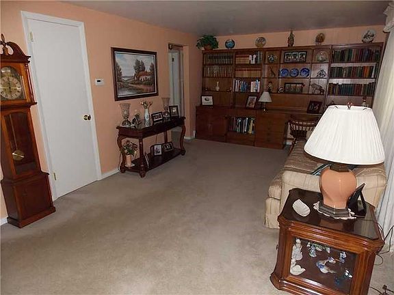 5th image of 419 Lebanon Manor Dr