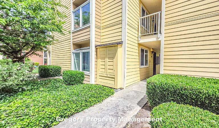 15802 Leary Way — Photo 3