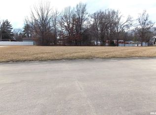 22 Clearlake Dr, Centralia, IL 62801