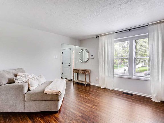 3rd image of 34 Highmeadows Cir