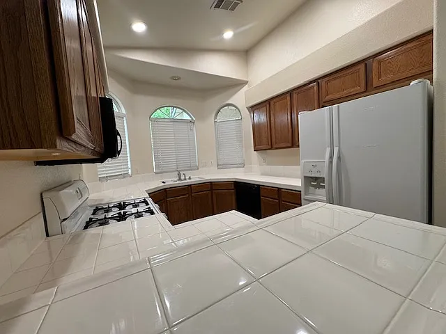 509 First Light St — Photo 6