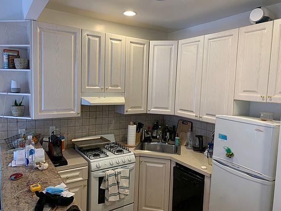 4th image of 101 W 69th St APT 3D