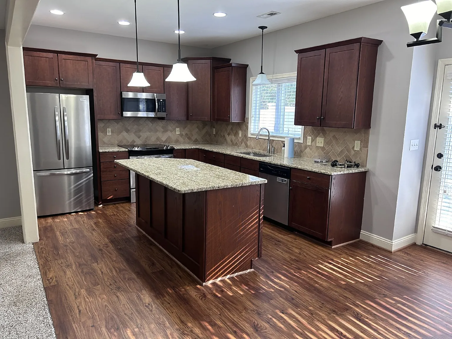 3 bed, 2.5 bath, 1784 sqft, $2,050 — Photo 2