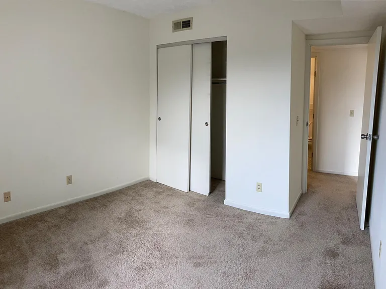 Grandin Club Apartments — Photo 14