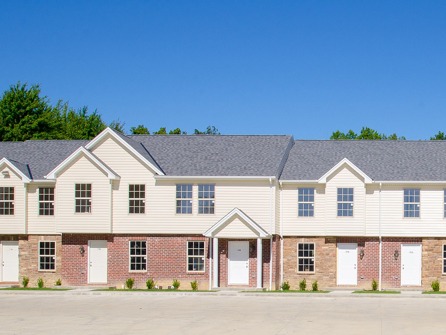 3 bed, 2.5 bath, 1700 sqft, $1,895 — Photo 1
