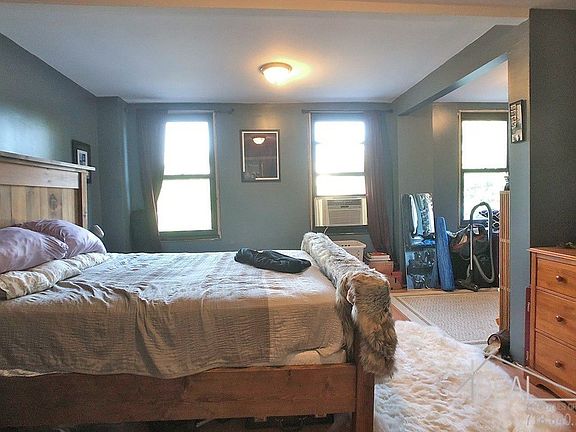 4th image of 572 Sackett St #1