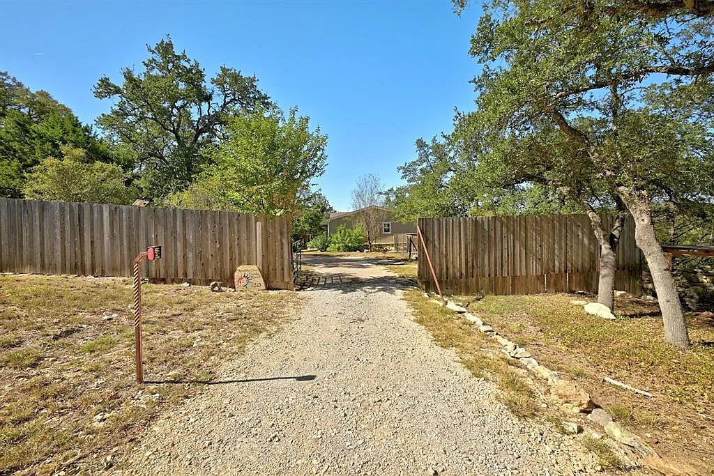 3 bed, 3.5 bath, 2592 sqft, $2,600 — Photo 2