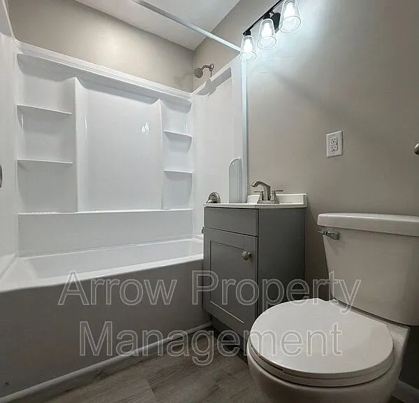 2122 N 32nd St — Photo 10