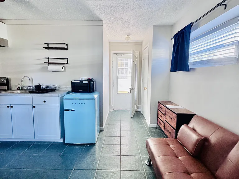 1105 W Rock Spring Rd #B — Photo 6