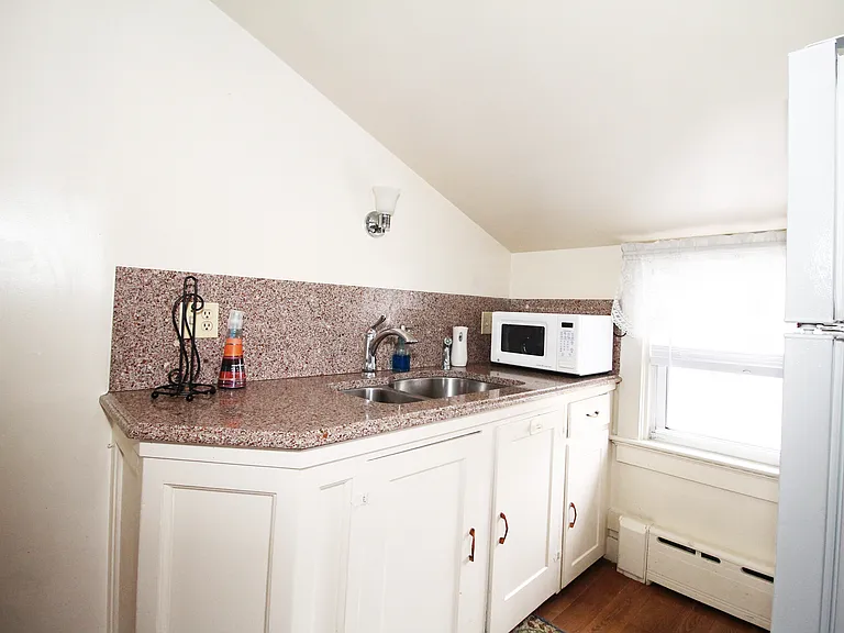 563 Aquidneck Ave — Photo 10