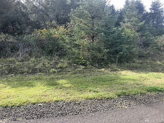 5th image of 747 Island Cir SE