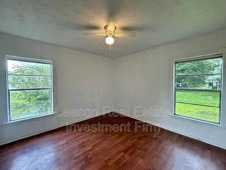 734 W 74th St — Photo 8