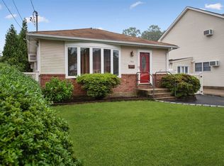 126 Fulton St, Massapequa Park, NY 11762