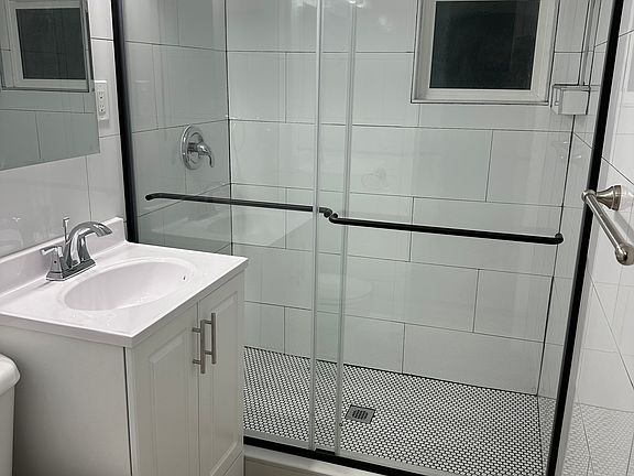 5th image of 731 N Madison Ave #3