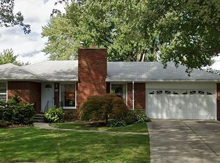 386 Hillcrest Ave, Grosse Pointe Farms, MI 48236
