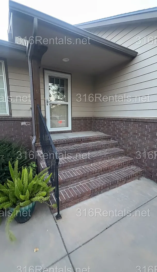 $1650 **Coming Soon** - 3 Bedroom / 3 Bathroom - Beautiful Duplex In Andover — Photo 2