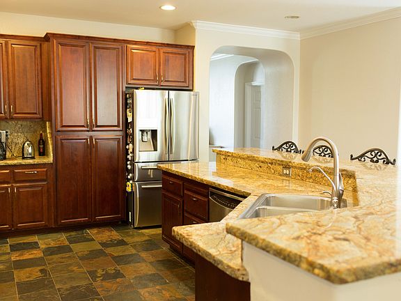 4th image of 1035 Hillsdale Ln