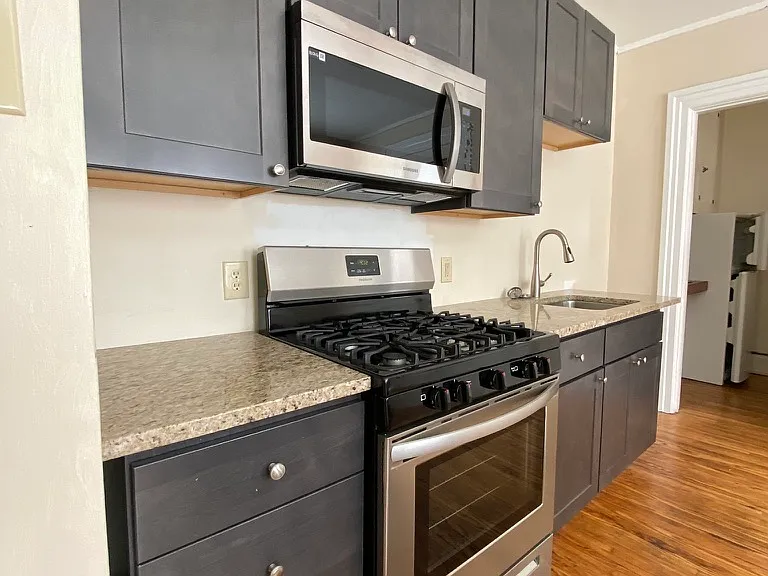 1051 W 4th St #2W — Photo 2