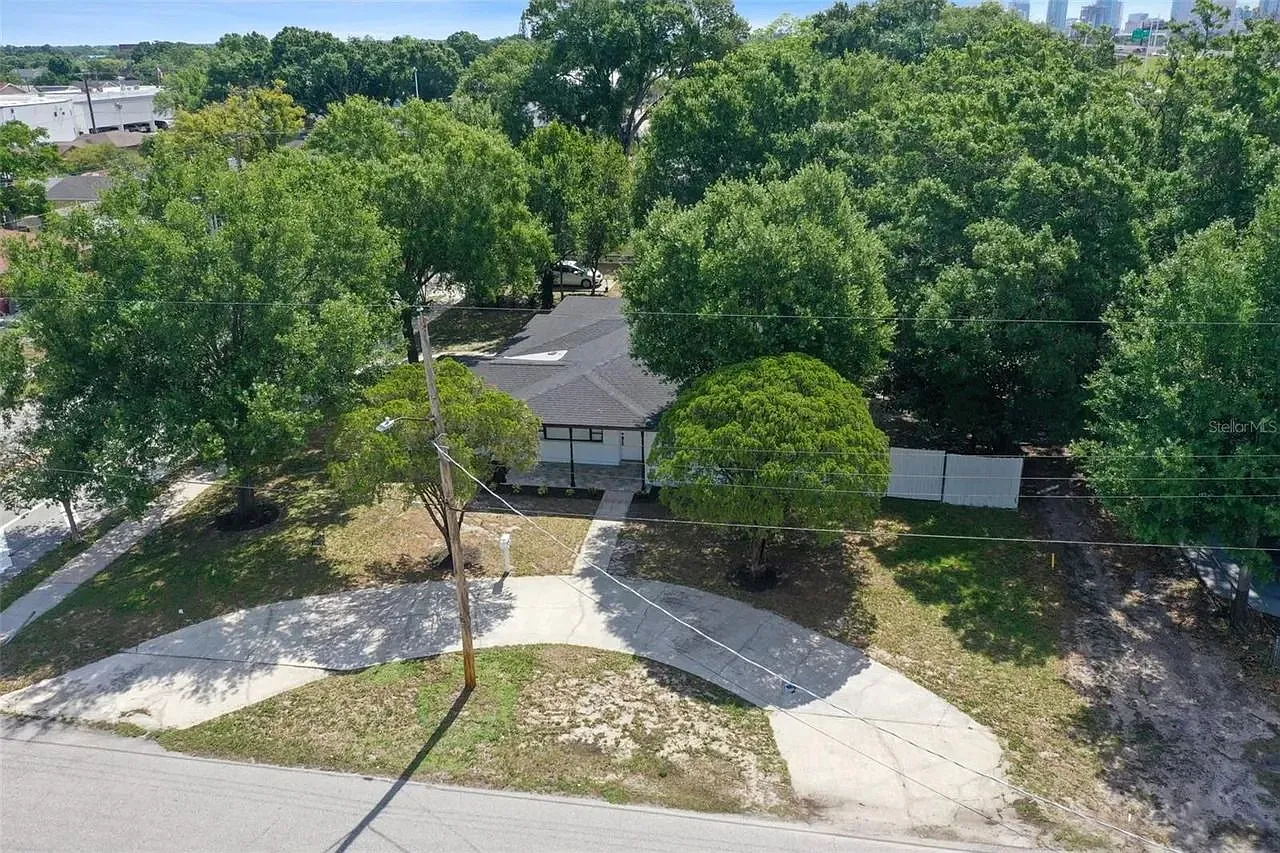 1605 N Gomez Ave — Photo 1