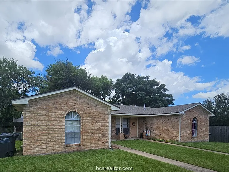 1529 Hillside Dr — Photo 10