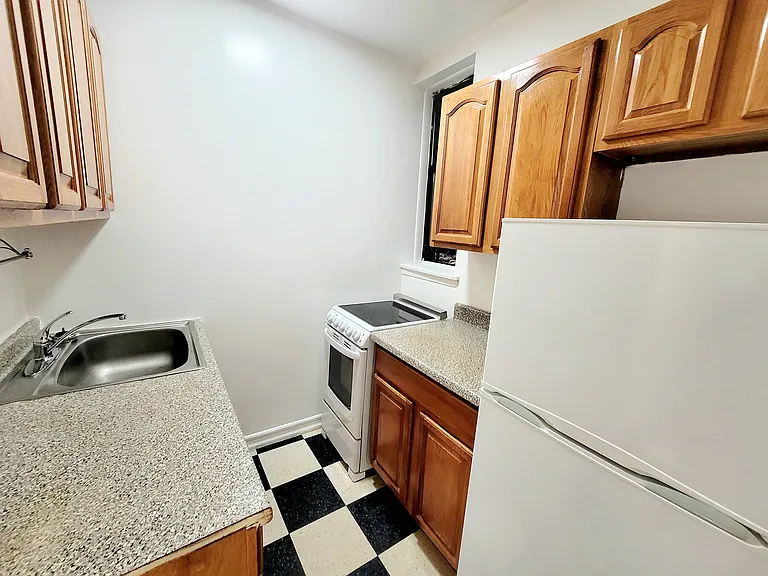 215 E 25th St #2P — Photo 4
