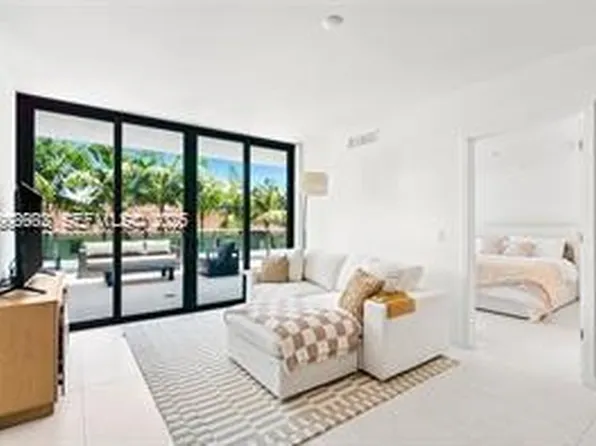 9901 W Bay Harbor Dr, Miami Beach, FL