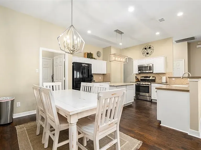 1910 Caroline Ave — Photo 5